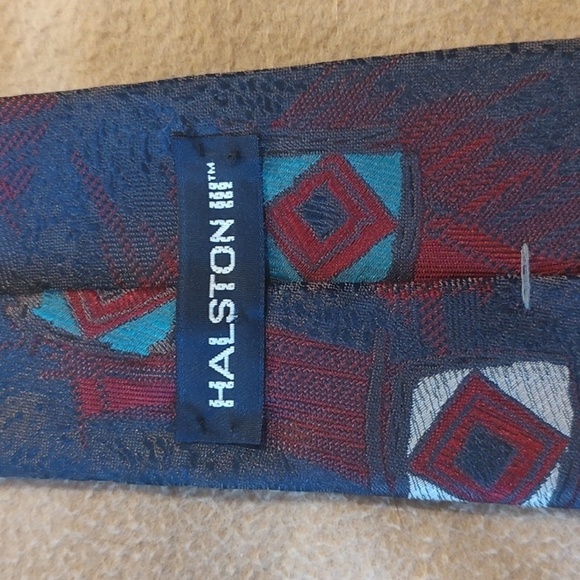 Halston RETRO Silk Texture Geometric Black and Red 4" - Picture 6 of 7